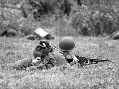 Sur le terrain, les guerres financées et justifiées à distance se traduisent par la violence la plus brute, la main d’un système devenu anonyme