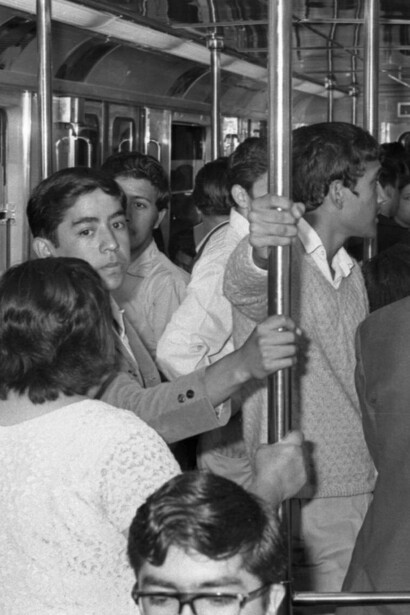 Pasajeros en la estación Chapultepec tras la inauguración del Metro de la Ciudad de México, 1969