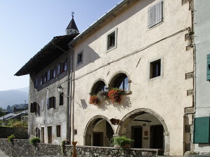 Spesso è gestito da imprese locali o cooperative di comunità, creando occupazione e sviluppo economico nelle aree interne. Sutrio, Italia. Per gentile concessione dell'Ufficio stampa dell'Albergo Diffuso