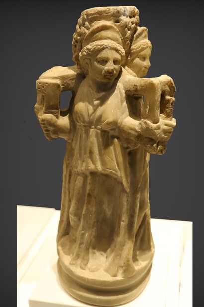 Ecate è la dea dei crocevia, custode dei passaggi tra vita e morte, luce e oscurità. Statuetta di Ecate, in marmo, dalla collezione Venuti, I secolo d.C.,  Museo dell'Accademia Etrusca e della città di Cortona, Italia
