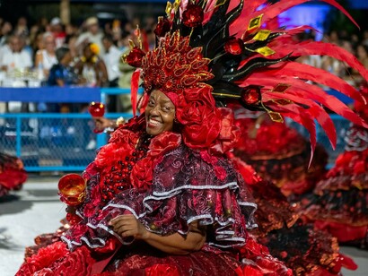 Desfile da Escola Paraíso do Tuiuti, Rio Carnaval 2025,fotografia de Eduardo Hollanda. O desfile da Paraíso do Tuiuti foi amplamente aclamado por sua coragem e relevância social. A homenagem a Xica Manicongo e a inclusão de ativistas trans no desfile geraram debates significativos sobre diversidade e inclusão, evidenciando o poder transformador do Carnaval como plataforma de conscientização social.
Ao ver Xica Manicongo atravessar a Sapucaí, não estávamos apenas resgatando sua história – estávamos enfrentando os medos que ainda sustentam a transfobia e o racismo estrutural no Brasil