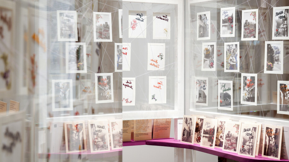 Eingestickt. Zur erinnerung an 67 menschen, die 1940 in Hartheim ermordet wurden, ausstellungsansicht. Mit freundlicher genehmigung des Hauses der Österreichischen Geschichte