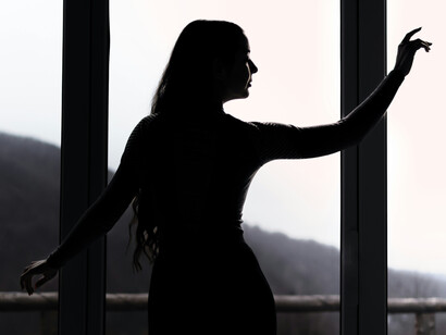 Qui parle encore quand tout se tait ? Dans le seuil du monde, elle veille, entre silence imposé et souffle insurgé