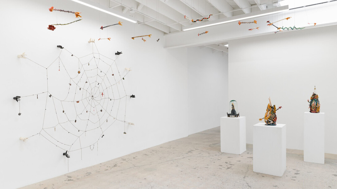 Alejandro García Contreras, Un río abrazando una montaña, vista de exhibición. Cortesía de Anat Ebgi