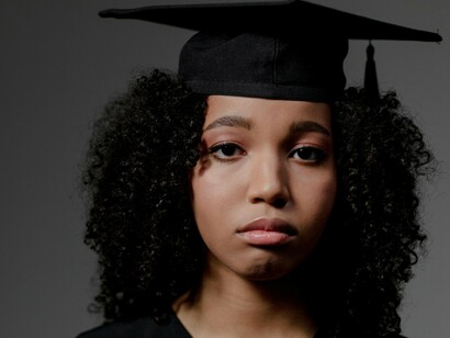 Jovem recém-formada. Mas pelo contrário vejo muita gente a tentarem a sua sorte com participações em órgãos de comunicação online, no dito regime de voluntariado. Mais uma vez reitero que não tenho nada contra o regime de voluntariado, tenho é muitas reticencias quanto à forma como o sistema nos impôs um curso e no deste não conseguimos arranjar trabalho nem na nossa área de estudos nem fora