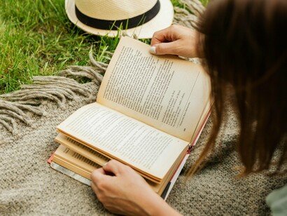 É nesse ponto que a crítica se torna mais severa. O escritor Nicholas Carr, autor de The Shallows: What the Internet Is Doing to Our Brains (Os Superficiais: O que a Internet está fazendo com nossos cérebros), utiliza uma metáfora poderosa para descrever esse fenômeno