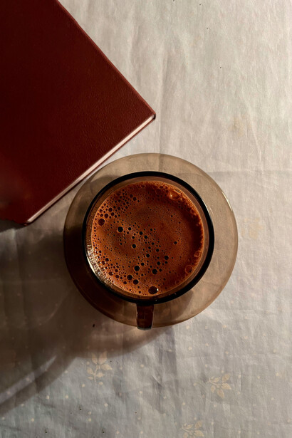 Vivir plenamente la soltería implica reconocer tanto sus beneficios como sus límites, cultivando el bienestar personal y construyendo una red de apoyo sólida y afectiva