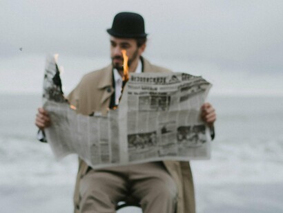 A escola pode até deixar de lado o trabalho com alguns gêneros como receita médica, ata de condomínio, escritura pública, uma vez que, dada a diversidade dos gêneros, jamais conseguirá contemplar todos. Raramente poderá deixar de contemplar gêneros textuais ligados à esfera literária, já que tais textos podem ser considerados modelares