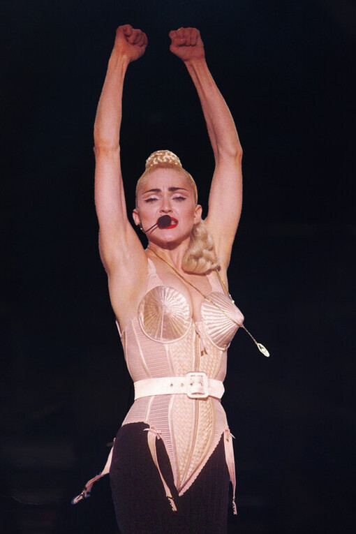 A diferencia de los corsés históricos que buscaban disciplinar el cuerpo, el diseño usado por Madonna se presentó como una armadura pública de fuerza y libertad