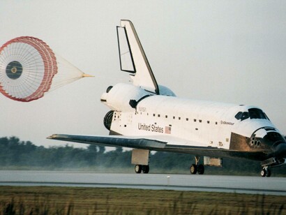 La missione STS-69 dello shuttle Endeavour atterra sulla pista 33 del KSC's Shuttle Landing Facility. (Credit: NASA)