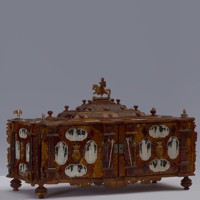 Manifattura di Danzica, Cofanetto di San Casimiro, ambra gialla e bianca, cm 35,5 x 58 x 20. Firenze, Museo degli Argenti