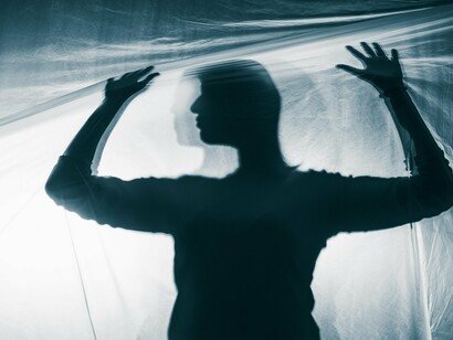 Por que não saímos da bolha? O sarcasmo aqui não é riso leve, mas defesa, espada e escudo ao mesmo tempo. Ele nasce do cansaço de quem já não tolera a hipocrisia travestida de “civilização”