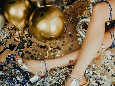 Porém, engana-se quem pensa que a recaída é o cérebro tentando te sabotar. Na verdade, acontece justamente o oposto: ela é uma estratégia de autoproteção — uma forma de preservar padrões que o cérebro já conhece. Toda nova aprendizagem exige a construção de caminhos neurais inéditos, fruto direto da neuroplasticidade. Para que um hábito mude, redes antigas precisam perder força enquanto novas conexões se fortalecem, e isso implica tempo, treino e ajustes internos