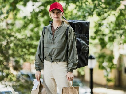Os “colaboradores” das empresas de entrega de comida ao domicílio são autónomos, mas nenhum é dono de um restaurante e, se não entregar comida, morre de fome, tal como a sua família. A necessidade de ser autónomo é a nova escravatura enquanto o trabalho assalariado for a forma dominante de ganhar o pão de cada dia