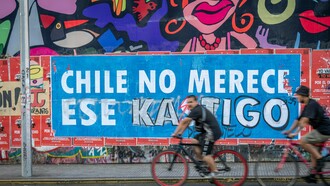A graffiti that captures the shock, anger, and resistance felt by sectors of Chilean society in the wake of José Antonio Kast’s decisive electoral victory, reflecting a country grappling with a profound political realignment