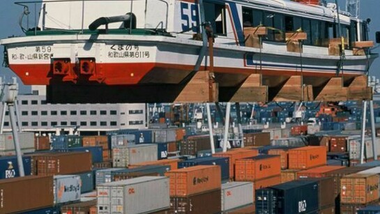 Ayşe Erkmen, Shipped Ships, 2001, Frankfurt am Main Moment Deutsche Bank, Photo: Bärbel Högner, Courtesy Galerie Barbara Weiss, Berlin