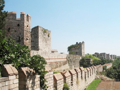 El 1 de noviembre de 1914, durante la Primera Guerra Mundial, las autoridades turcas (Imperio otomano) declaran oficialmente la guerra a la Triple Entente (Francia, Reino Unido y Rusia). Las murallas de Teodosio en "Constantinopla", Estambul, Turquía