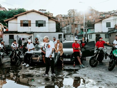 É uma tentativa de apagar a cultura periférica sob o pretexto de ordem pública. E isso acontece enquanto festivais como o Tomorrowland são celebrados como experiências culturais elevadas, mesmo causando os mesmos transtornos