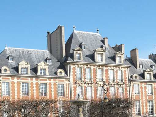 En Paris conoció a Víctor Hugo, Héctor Berlioz y otras personalidades de aquel tiempo, que elogiaban los méritos del guitarrista oriolano. Plaza de Vosges (Plaza Real hasta 1800), Paris, Francia