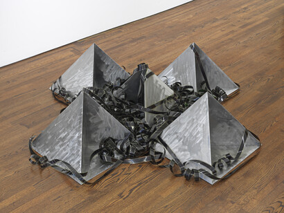Gretchen Bender, Untitled (X floor piece), 1989. Mit freundlicher genehmigung von Sprüth Magers