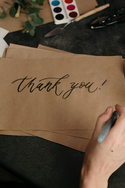 Expresar agradecimiento crea lazos más genuinos, porque hace visible el valor del otro y habilita relaciones basadas en el reconocimiento mutuo