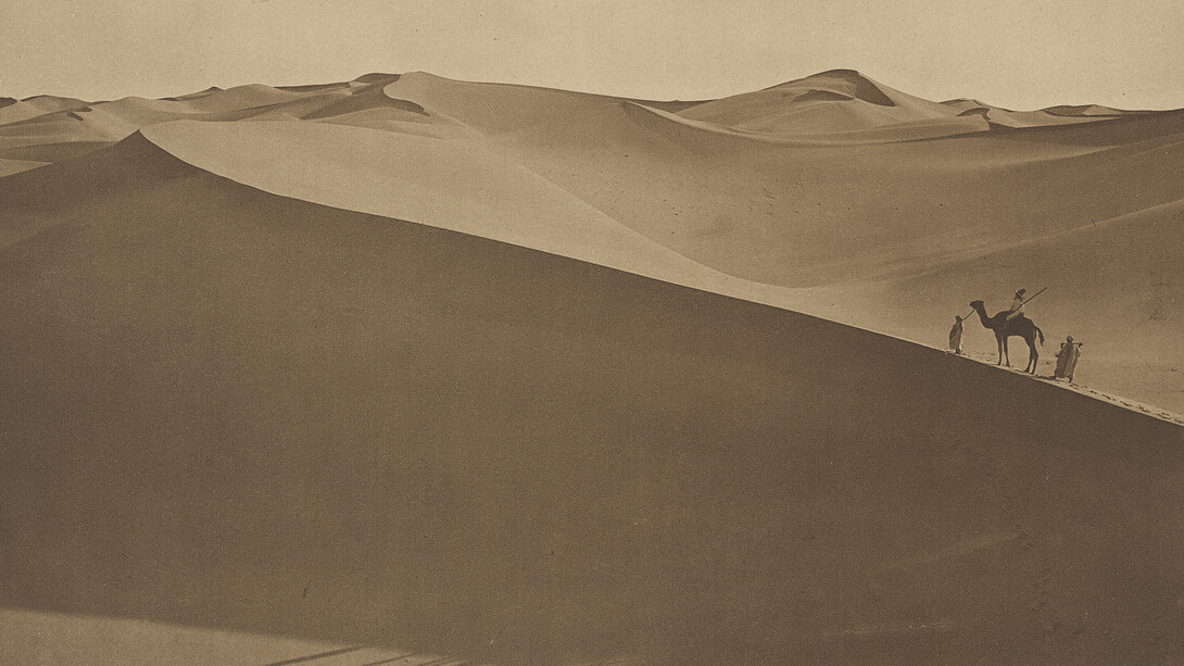 Lehnert & Landrock, Sans titre, identifié comme « Dans le désert », 1904-1914. Courtesy of Photo Elysée