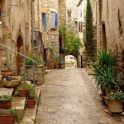 In questo modo il patrimonio distante diventa non solo memoria del passato, ma risorsa attiva per costruire identità condivise e futuro comune