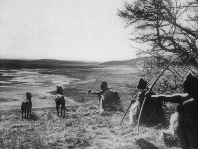 El nombre "ona" proviene del idioma yagán y ha prevalecido sobre selknam, que era el que ellos utilizaban para autodenominarse. Antes de su casi extinción, eran nómadas terrestres, cazadores y recolectores. Tierra del Fuego, 1930. Argentina, y Chile