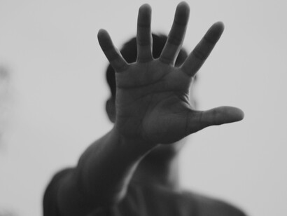 Des années de souffrance et de lutte marquées sur la peau. Les traces du passé qui ne s'effacent jamais, malgré les tentatives de guérison