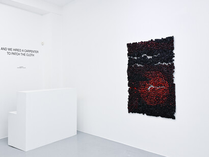 Eva Obodo, And we hired a carpenter to patch the cloth, vue de l'exposition. Avec l'aimable autorisation de la galerie Afikaris et de l'artiste