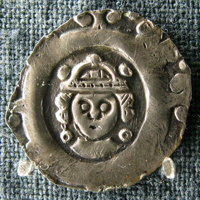 Moneta medievale, Norimberga, bracteato in argento, con testa coronata, XIII secolo, Museo Numismatico di Atene, Grecia