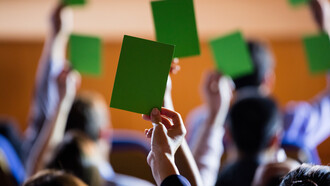 'Thong talk', como dizem os ingleses, nesta variante do sânscrito, 'tangka', ou seja, que significa engano. Outra vez, relembrem que, após a queda do Muro de Berlim em 1989, já não existem esquerdas ou direitas, mas sim simplesmente a situação e a oposição, democráticas ou autocráticas. Mais evidentes estas no oriente, mas com exemplares também no ocidente. Entretanto, agora, economicamente, são híbridas, pois são dependentes — e simbióticas — do capital do mercado internacional moderno de Estados e privados. Nada que uma sanção económica não comprove