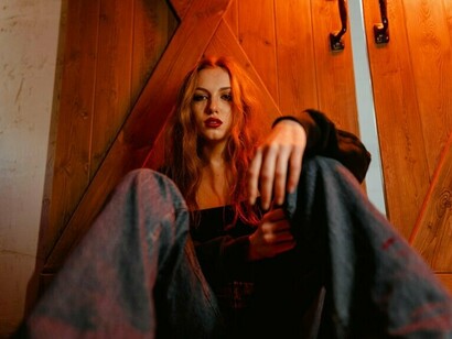 "Ainda hoje, quando uma mulher vivencia uma decepção amorosa, surgem os comentários sobre o 'dedo podre dela'. Além da dor, vem a culpa por não ser capaz ou não saber escolher, por não conseguir se relacionar e por não ter êxito na relação", disse a psicóloga Marina Simas de Lima, cofundadora do Instituto do Casal, em entrevista a Universa Uol em 2023. Essa citação da doutora toca em uma questão muito relevante sobre a culpabilização das mulheres por seus insucessos amorosos