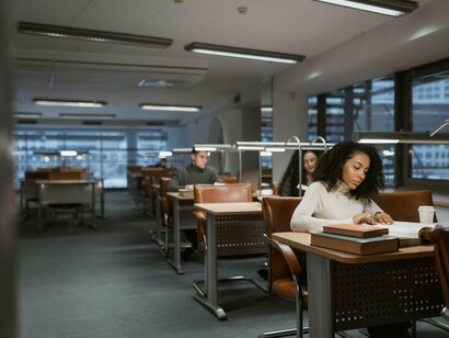 Além de garantir o acesso à educação formal, é necessário garantir um ensino que desenvolva a inteligência, o raciocínio analítico e a reflexão crítica, de modo que o homem possa formular e resolver problemas complexos, bem como interpretar situações e processar informações, tenha visão de conjunto e iniciativa, seja autônomo, flexível e político, capaz de aprender sobre outras culturas, sobre os avanços tecnológicos e sociais, bem como se adaptar às constantes mudanças nas atividades profissionais