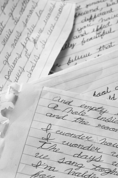 Diseñar biografías, relaciones y desenlaces fortalece la profundidad emocional de los personajes