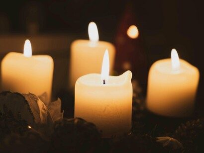 Tempo de rezar quietinho, mas longe do desespero e angústia habituais, em todos os meses do ano. Uma reza diferente, leve, acolhedora na forma de um agradecimento, bem-estar e fé na vida, no homem, na natureza, no universo, em Deus, ou seja, lá no que cada um acredite