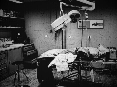 Une salle d'opération d'urgence datant de la guerre froide à l'intérieur du bunker Sonnenberg à Lucerne, en Suisse