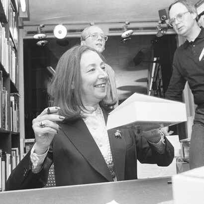 Oriana Fallaci in una foto del dicembre 1980
Amsterdam, Olanda, durante un firmacopie di un suo libro
