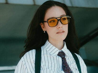 Nietzsche, sempre ele, nos provoca com aquela ideia que dá um nó na cabeça e no coração: torna-te quem tu és. Parece simples, mas é uma missão de uma vida inteira. Porque ser quem se é exige trabalho, coragem, humildade e — talvez o mais difícil — a disposição de não agradar a todos