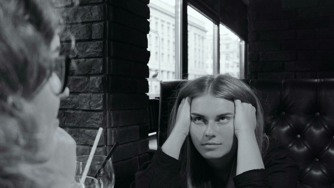 Alguém numa viagem especial dispara “Sonhando alto!”. Poderia descrever o que te impressionou no local, a paisagem, as pessoas, a cultura, um detalhe específico do lugar, uma planta, um edifício, uma história, o porquê de estar se sentindo feliz naquele local, mas prefere “sintetizar” no “Sonhando alto”. Seria realmente a melhor expressão? A pessoa teve dinheiro ou utilizou o seu crédito para realizar aquela viagem. Está desfrutando o que é possível desfrutar, por que seria “sonhar alto”? Sonhar alto não seria ganhar na Mega Sena? Namorar a Gisele Bündchen ou o Brad Pitt? Ou qualquer outra coisa bem difícil (quase impossível) de materializar? Para que banalizar o “sonhando alto”?