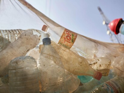 A leptospirose geralmente afecta indivíduos em situação de vulnerabilidade social. O seu controlo requer políticas públicas integradas, com melhorias no saneamento, controlo de roedores e educação da população