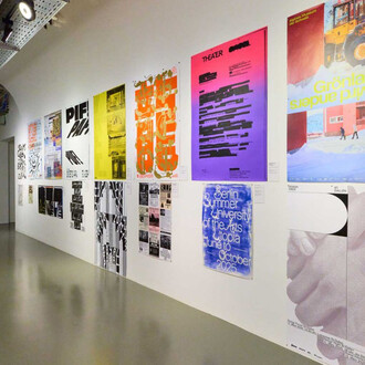 Verschiedene künstler, 100 beste plakate. Deutschland Österreich Schweiz, ausstellungsansicht. Mit freundlicher genehmigung von MAK