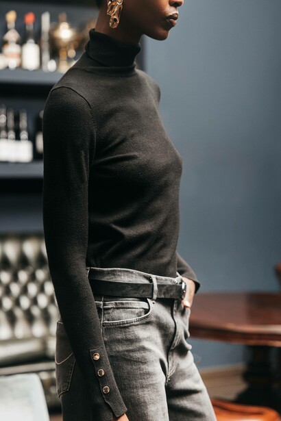 La modella sfoggia jeans Cigala's dal taglio regolare e dall’aspetto moderno. Della collezione Cigala’s e dei total look in
partnership con Red Capsul