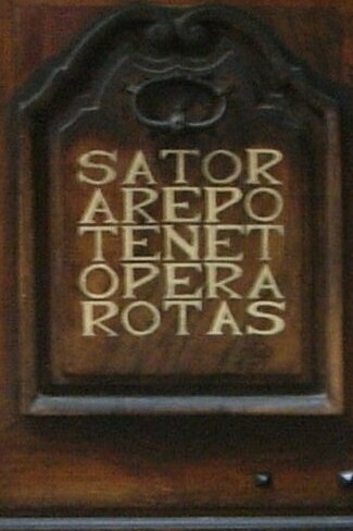 Puerta en Grenoble, Francia, con el palíndromo "Sator arepo tenet opera rotas" inscrito