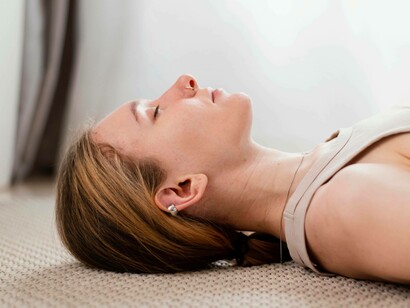 Primo piano di una donna sdraiata sulla schiena, durante un profondo rilassamento)