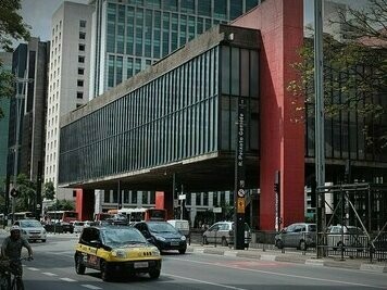 O prédio tem 74 metros de vão livre, o que significa que toda sua estrutura é sustentada por quatro pilares laterais. Isso não apenas garante uma paisagem desobstruída do centro de São Paulo como também tornou-se um marco da arquitetura brutalista brasileira. A área sob o museu, conhecida como “vão do MASP”, é hoje palco de feiras, manifestações, apresentações culturais e encontros da cidade