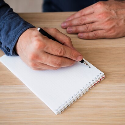 Con la sua presenza magnetica sul palco, Verdastro trasforma la parola in corpo e porta lo spettatore a vivere ogni battito del dramma dall’interno