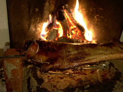 Il porceddu sardo allo spiedo: "... finendo di massaggiare con olio e mirto un bel maialetto..."