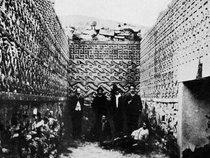 Interior de una sala del Palacio II en Mitla.Sistemas de calendario e historia. Calendario maya,1904 México y Centroamérica. Oaxaca, México