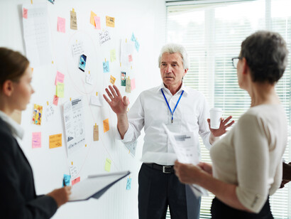 Le directeur souligne l’approche globale : intégrer dirigeants, sous‑traitants et activités dans l’analyse du risque économique